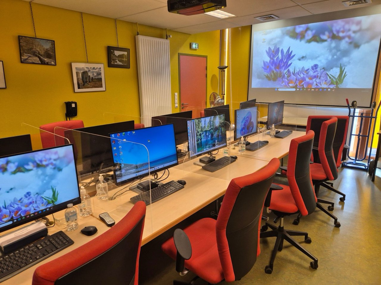 La salle d'atelier informatique du club, à la Maison des Associations